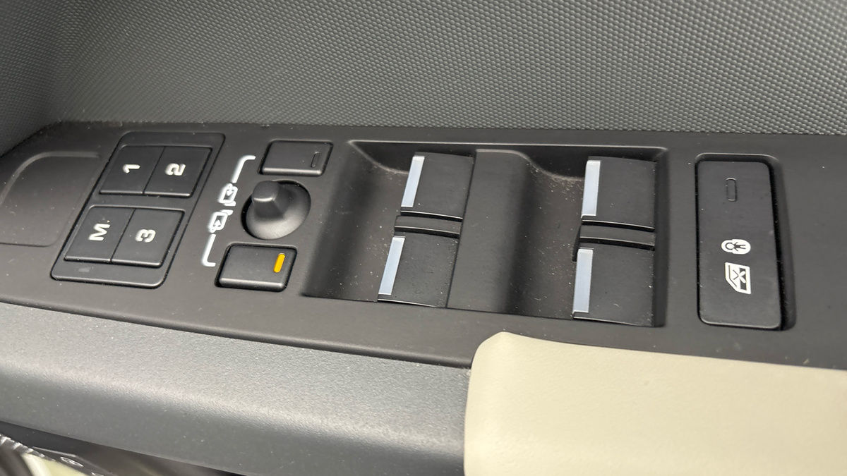 Land Rover Defender 110 Image 28