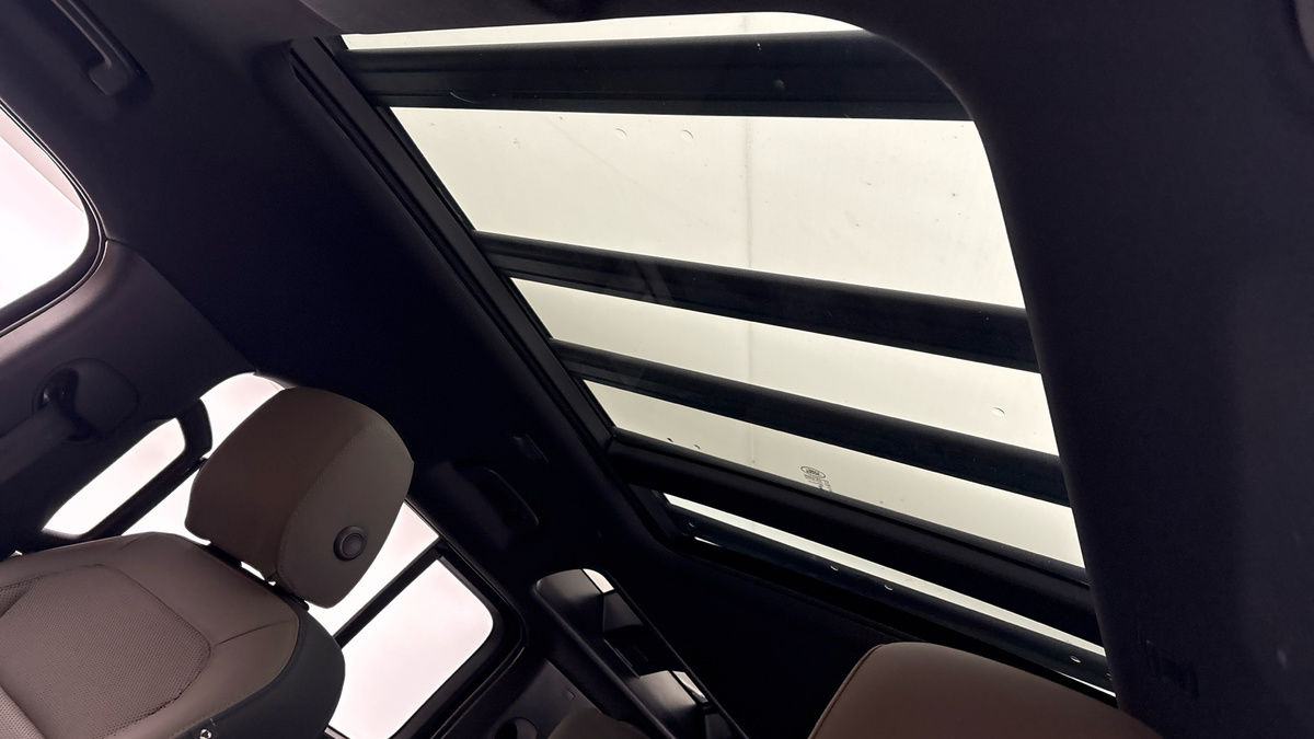 Land Rover Defender 110 Image 6