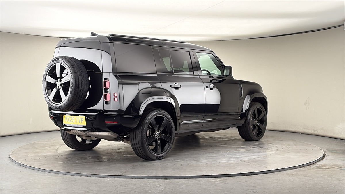 Land Rover Defender 110 Image 21