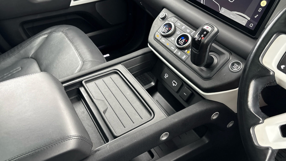 Land Rover Defender 110 Image 18