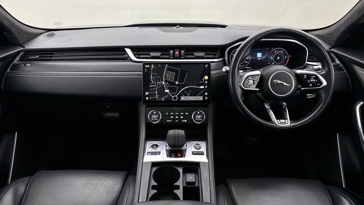 Jaguar F-PACE Image 12