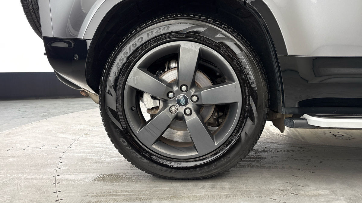 Land Rover Defender 110 Image 10