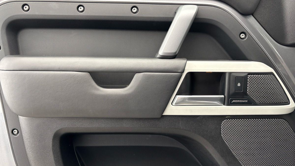 Land Rover Defender 110 Image 19