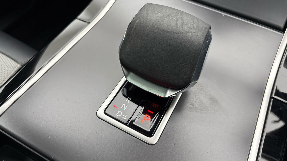 Land Rover Range Rover Velar Image 25