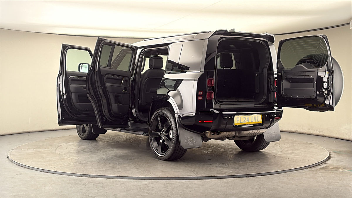 Land Rover Defender 110 Image 23