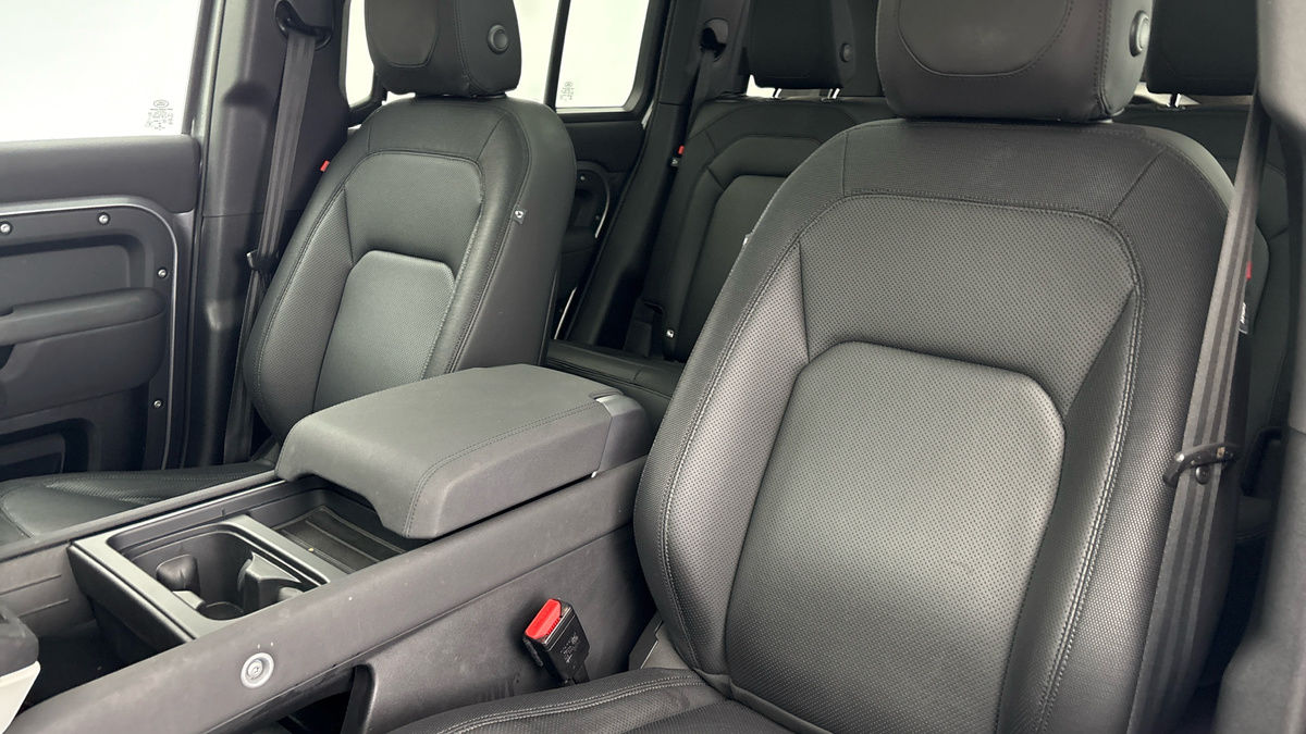 Land Rover Defender 110 Image 7