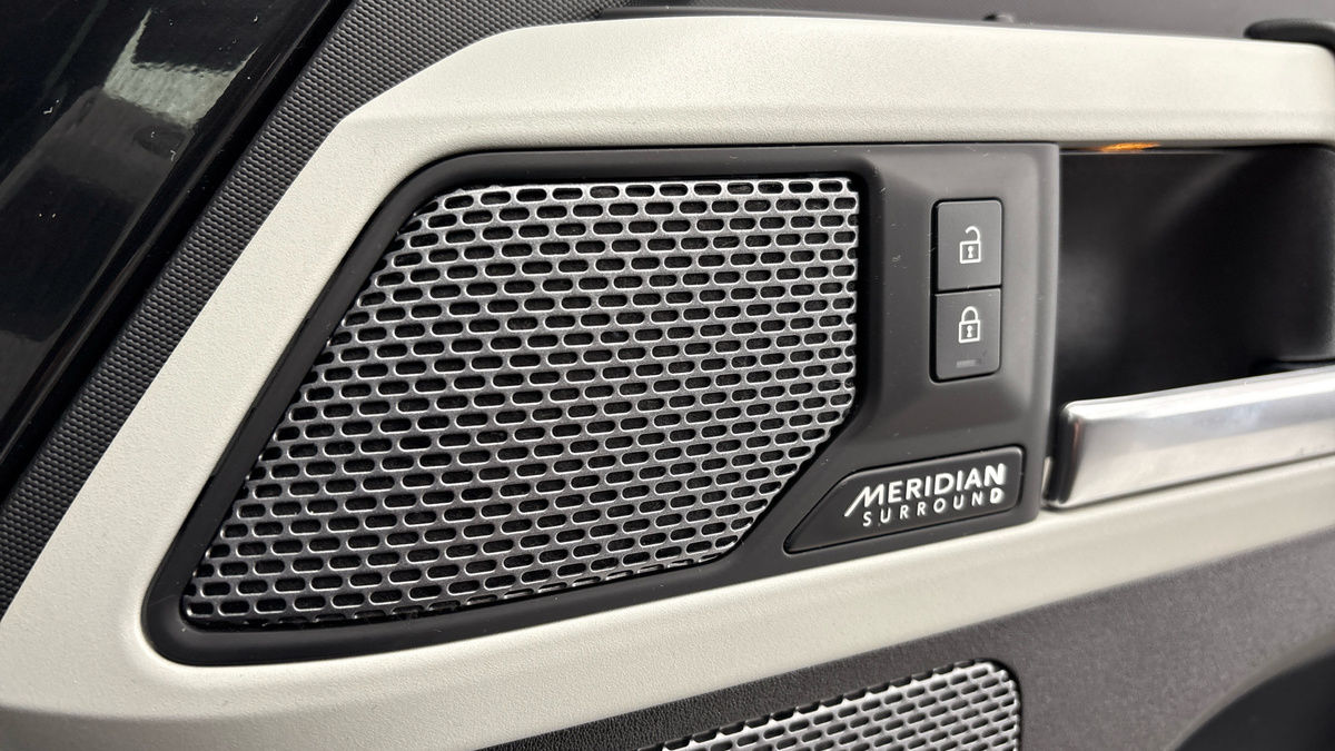 Land Rover Defender 110 Image 25