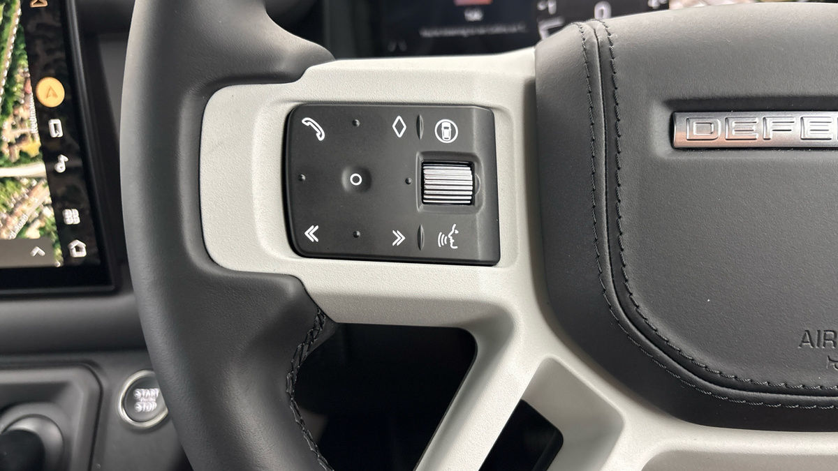 Land Rover Defender 110 Image 13