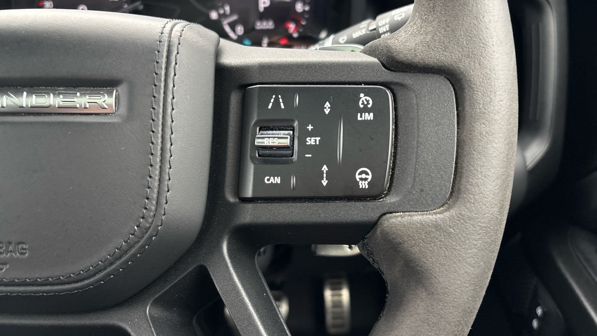 Land Rover Defender 110 Image 14