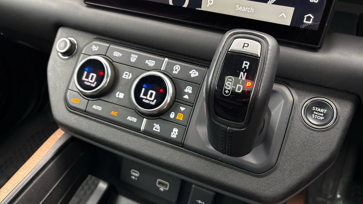 Land Rover Defender 110 Image 27
