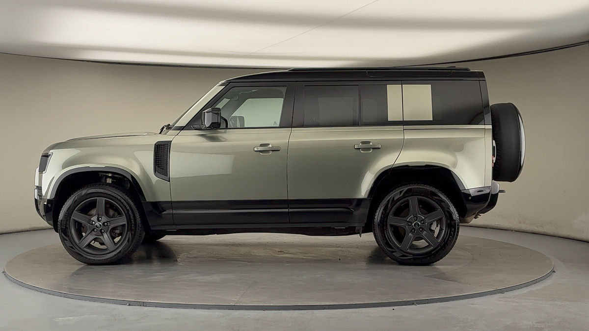 Land Rover Defender 110 Image 15