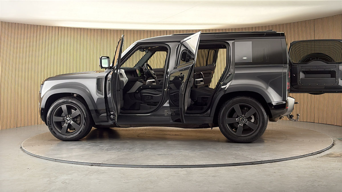 More views of Land Rover Defender 110