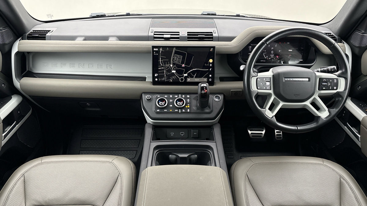 Land Rover Defender 110 Image 12