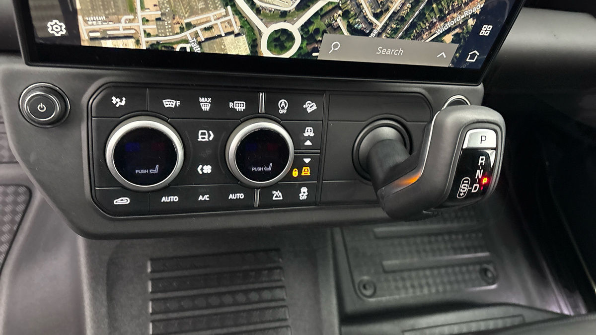 Land Rover Defender 110 Image 6