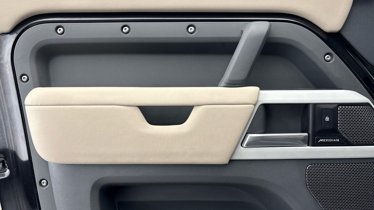 Land Rover Defender 110 Image 19