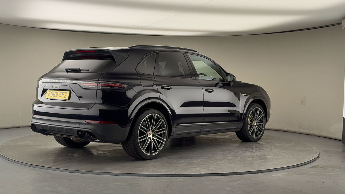 Porsche Cayenne Image 21
