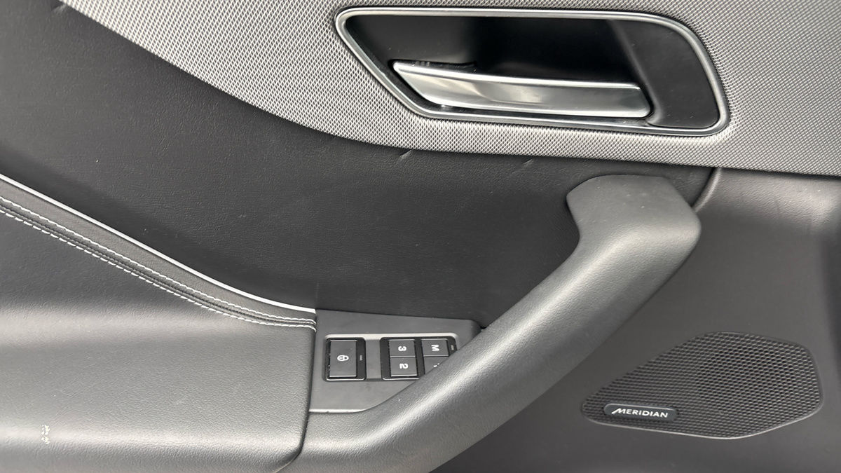 Jaguar F-PACE Image 70