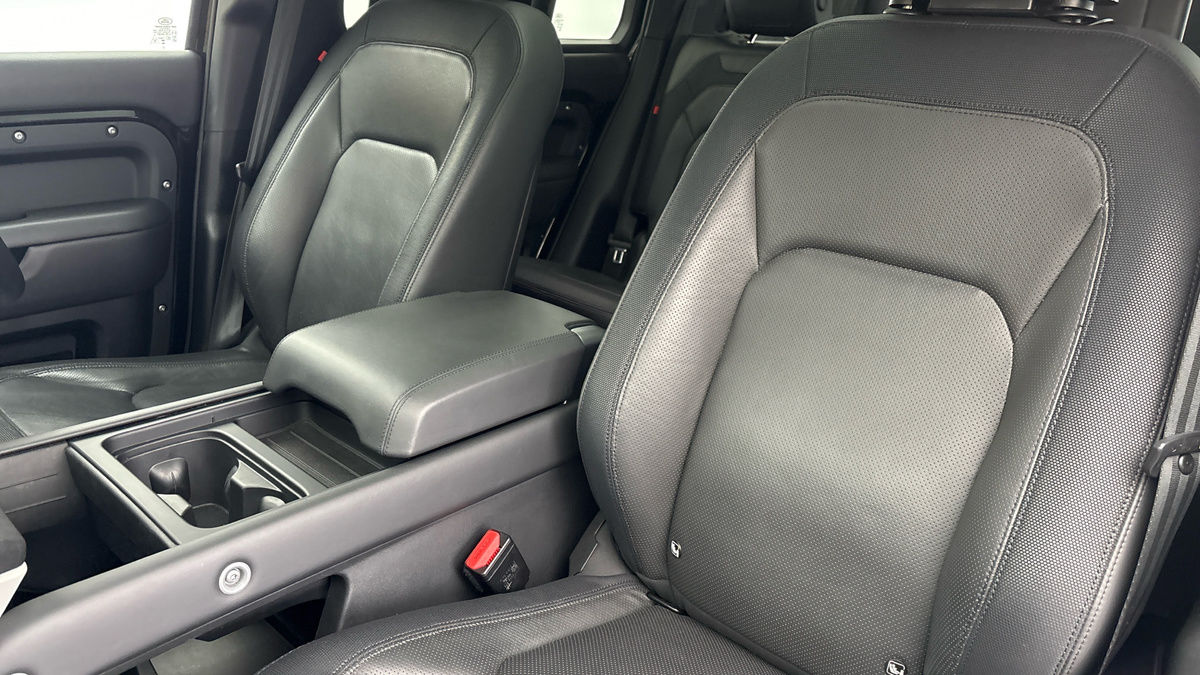 Land Rover Defender 110 Image 7