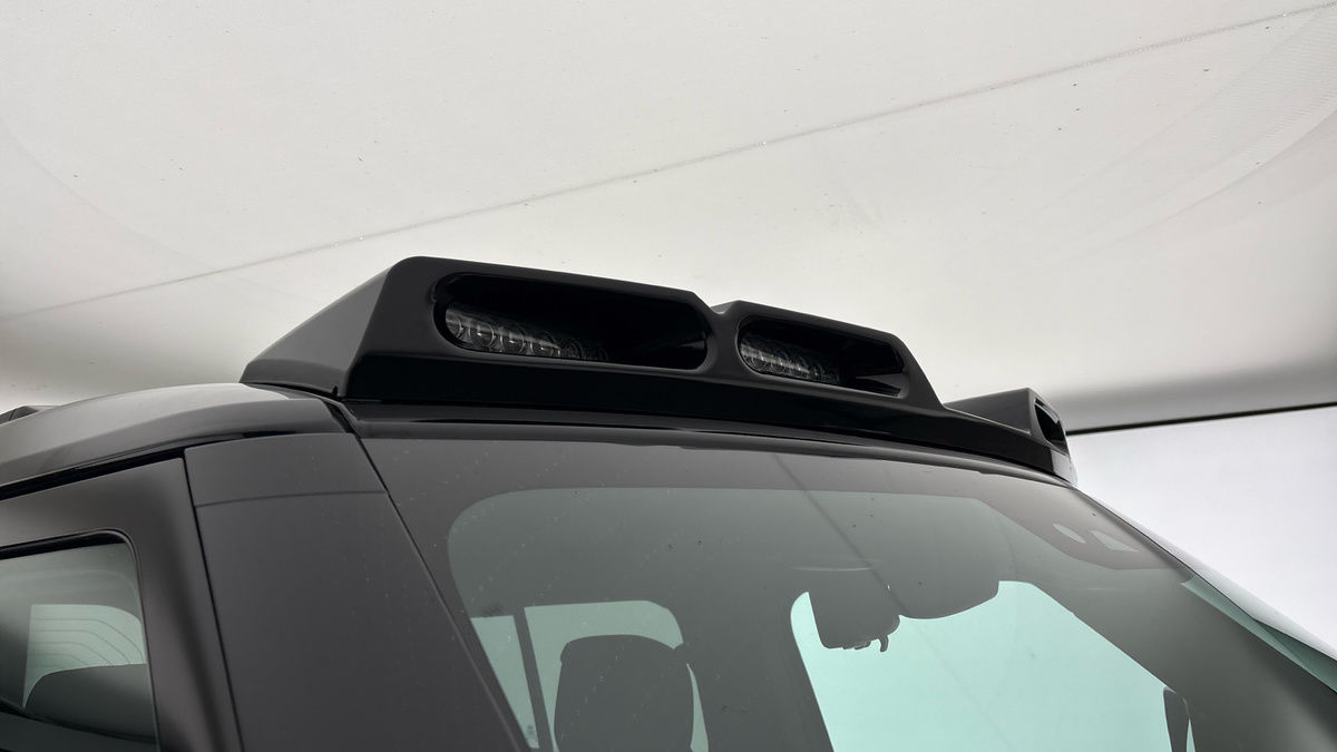 Land Rover Defender 110 Image 26