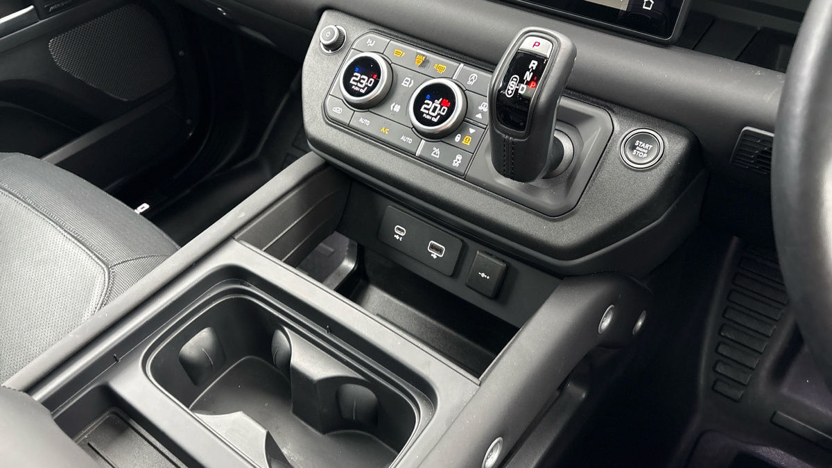 Land Rover Defender 110 Image 18