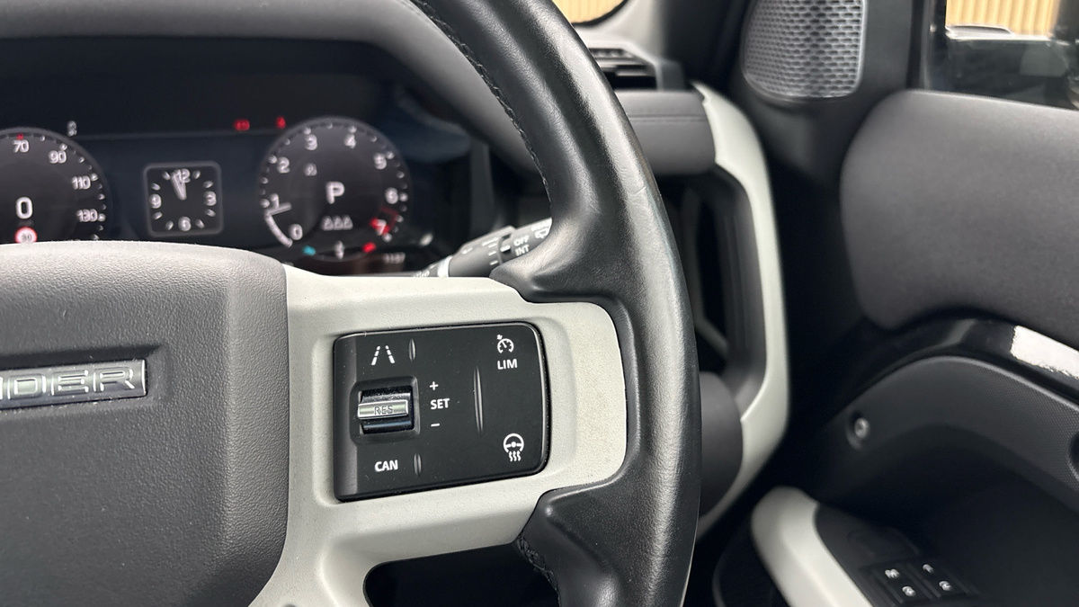 Land Rover Defender 90 Image 14