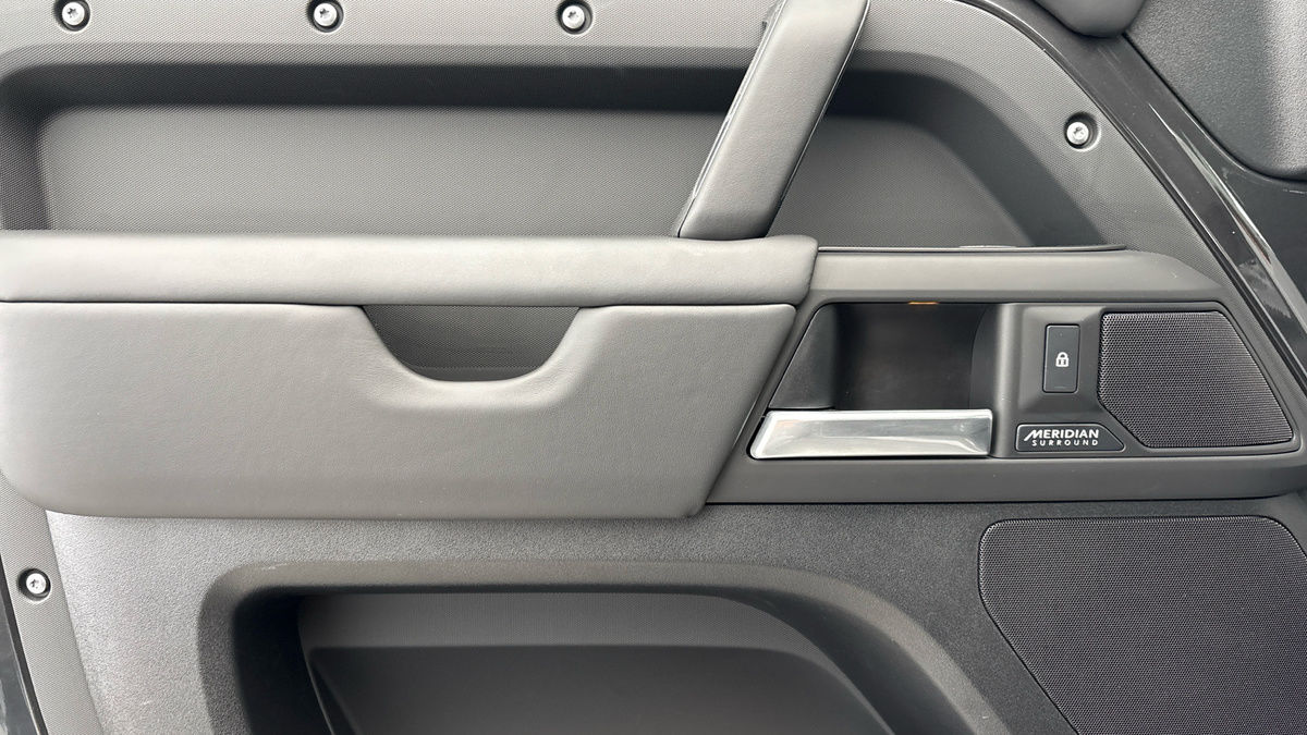 Land Rover Defender 130 Image 19