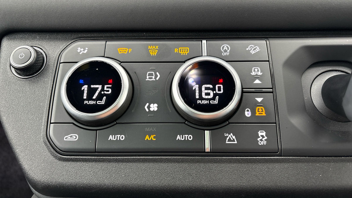 Land Rover Defender 110 Image 28