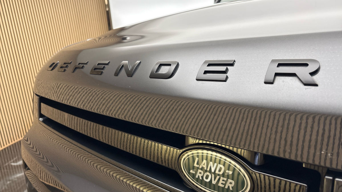 Land Rover Defender 110 Image 24