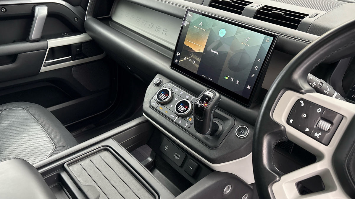 Land Rover Defender 110 Image 18