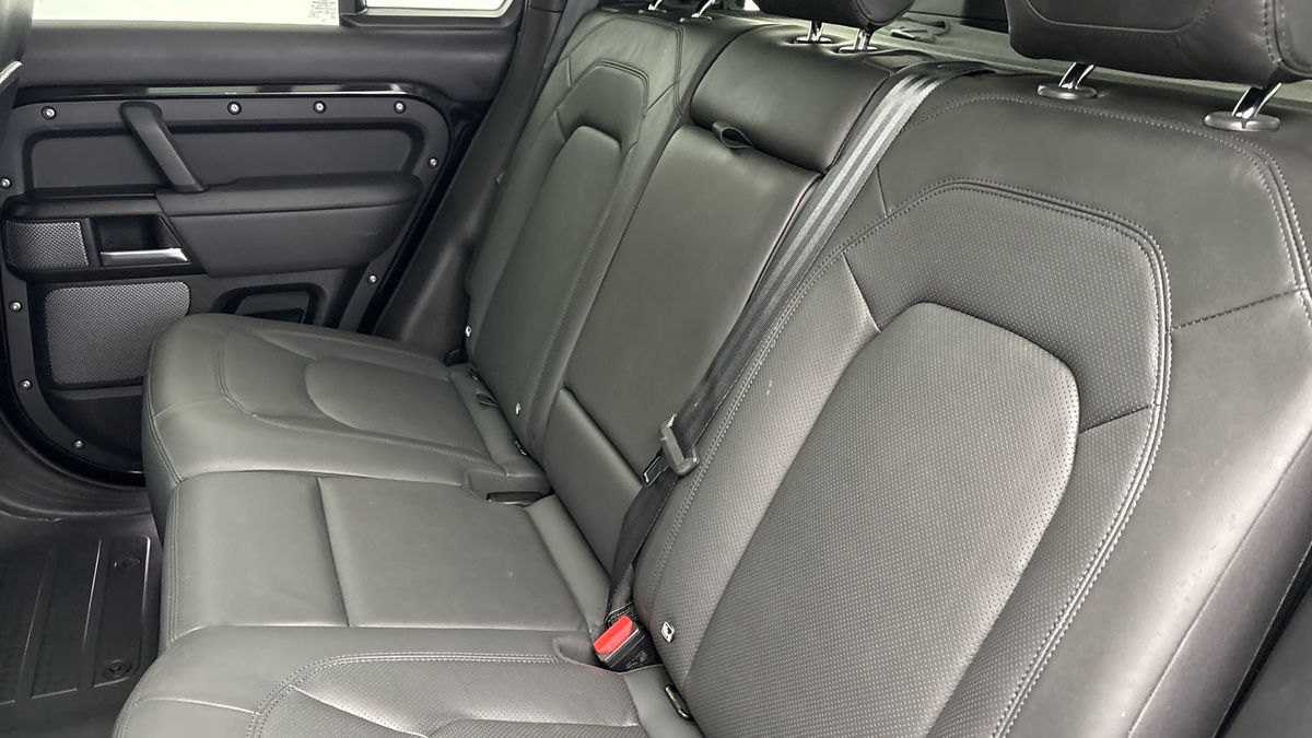 Land Rover Defender 110 Image 8