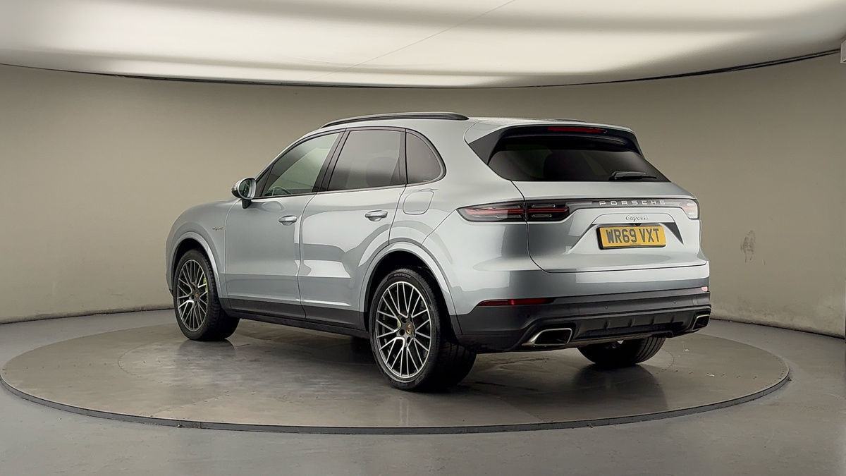 Porsche Cayenne Image 2
