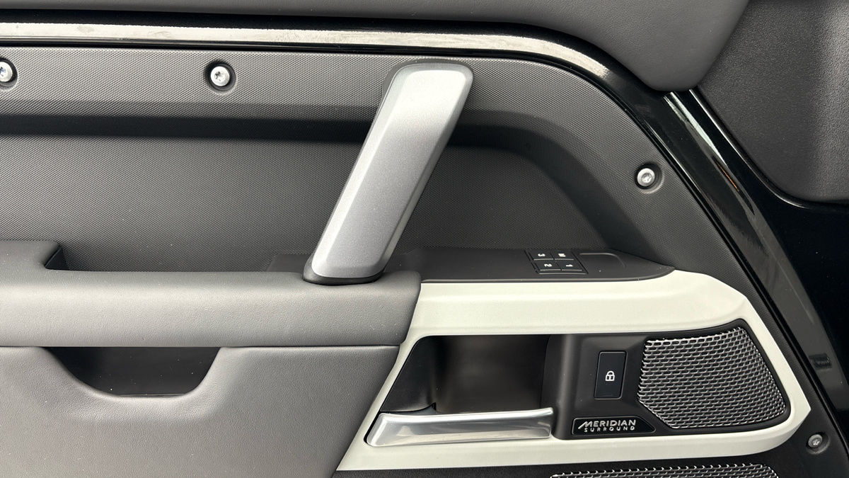 Land Rover Defender 110 Image 19