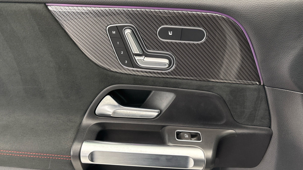 Mercedes-Benz GLB Image 19