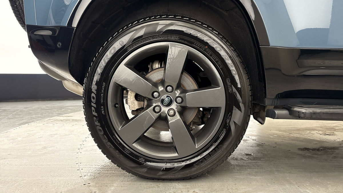 Land Rover Defender 110 Image 10