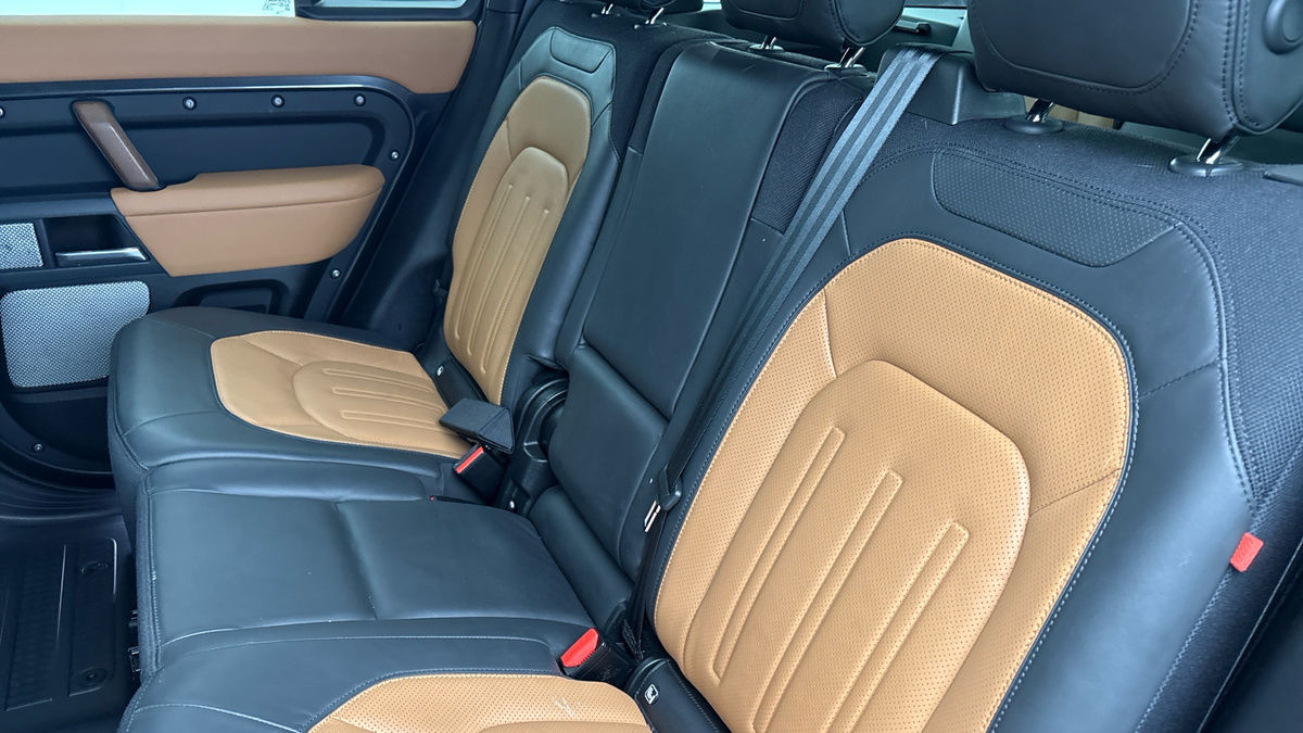 Land Rover Defender 130 Urban Image 8