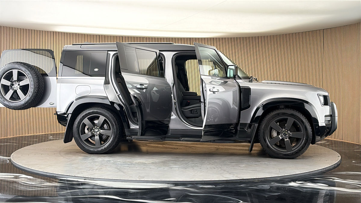 More views of Land Rover Defender 110