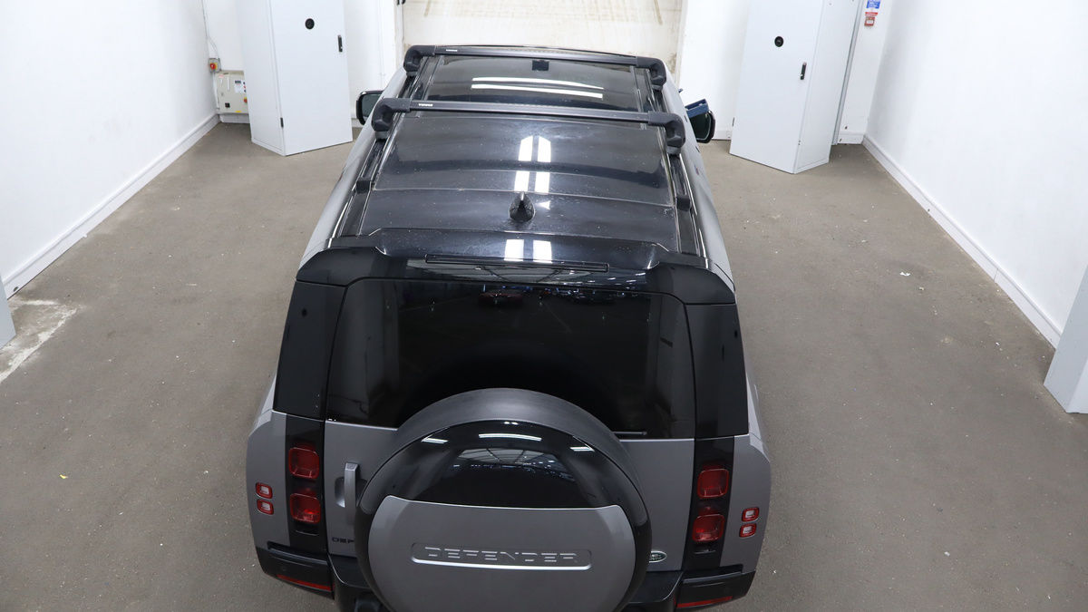 Land Rover Defender 130 Image 8