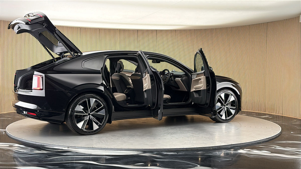 More views of Volvo ES90