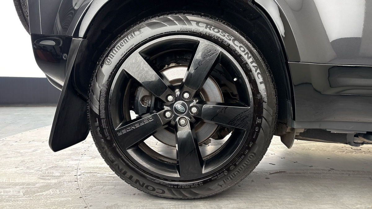 Land Rover Defender 110 Image 19