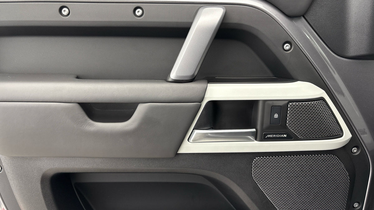 Land Rover Defender 90 Image 19