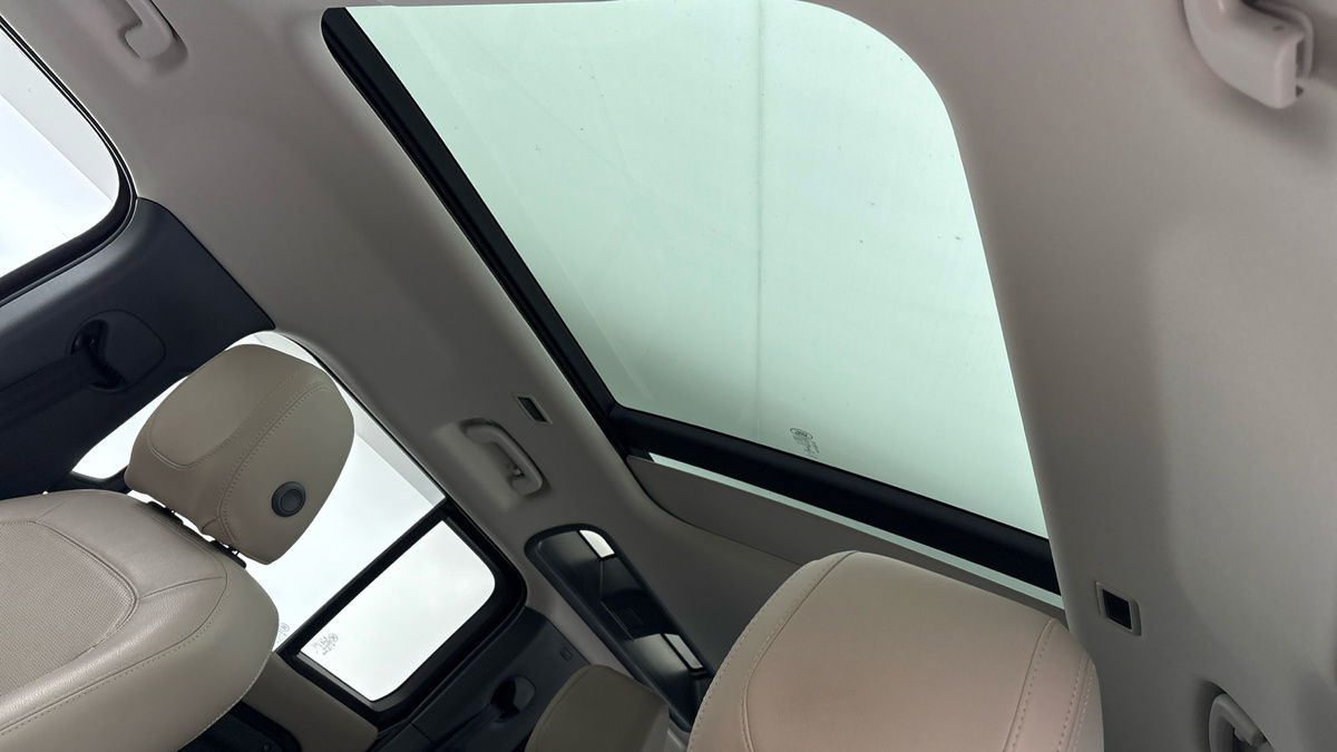 Land Rover Defender 110 Image 6