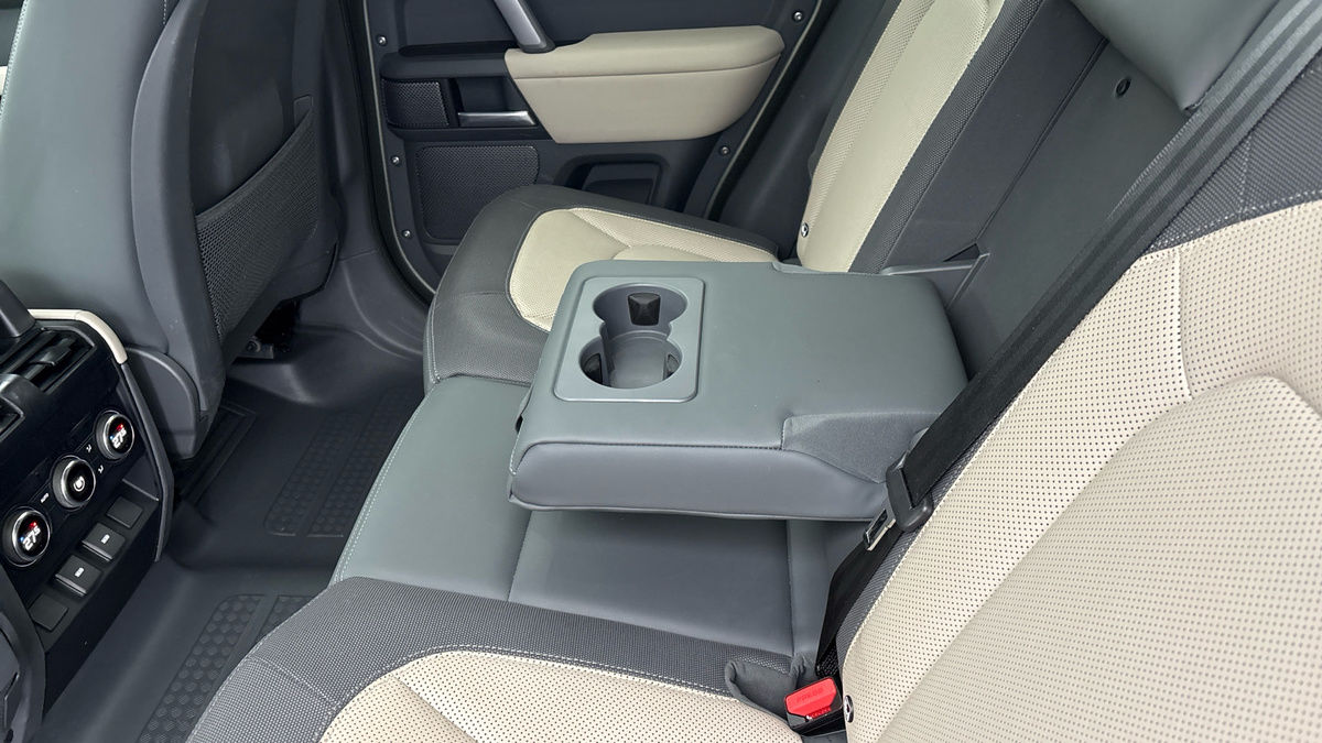 Land Rover Defender 110 Image 9