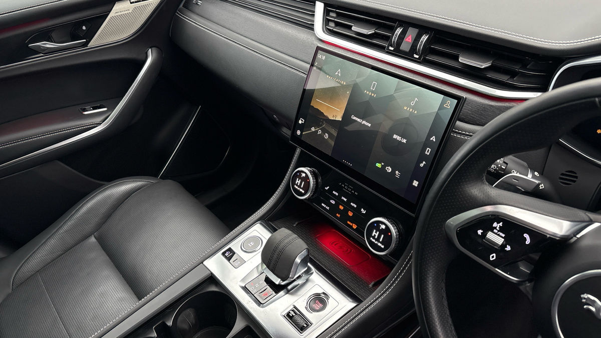 Jaguar F-PACE Image 18