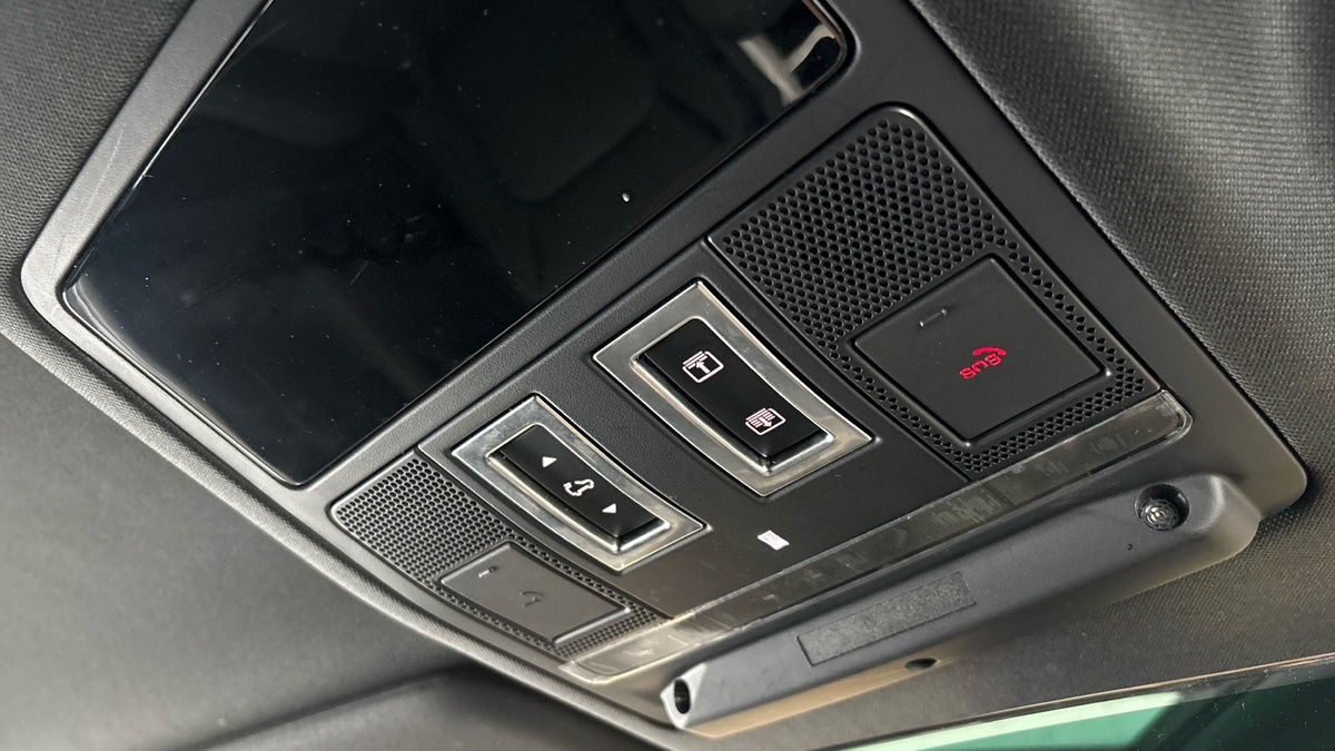 Land Rover Defender 110 Image 30