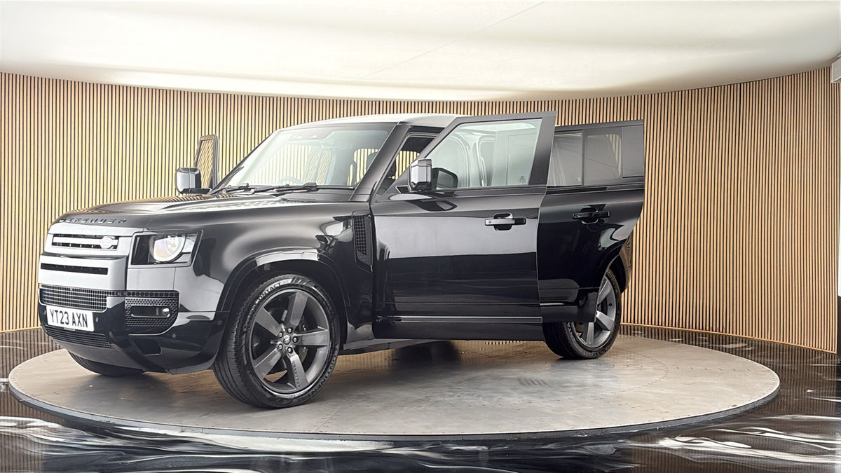 Land Rover Defender 110 Image 22
