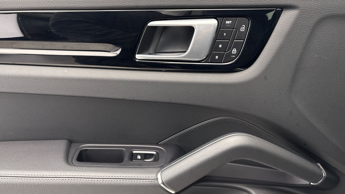 Porsche Cayenne Image 19