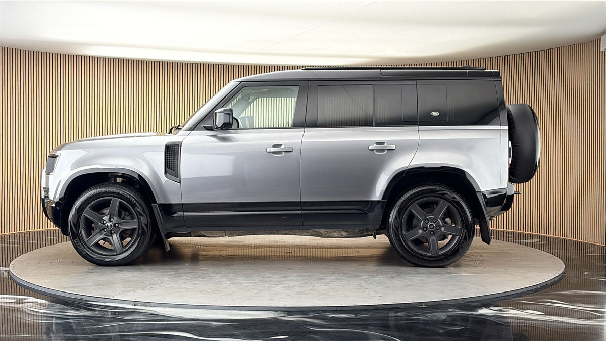 Land Rover Defender 110 Image 15