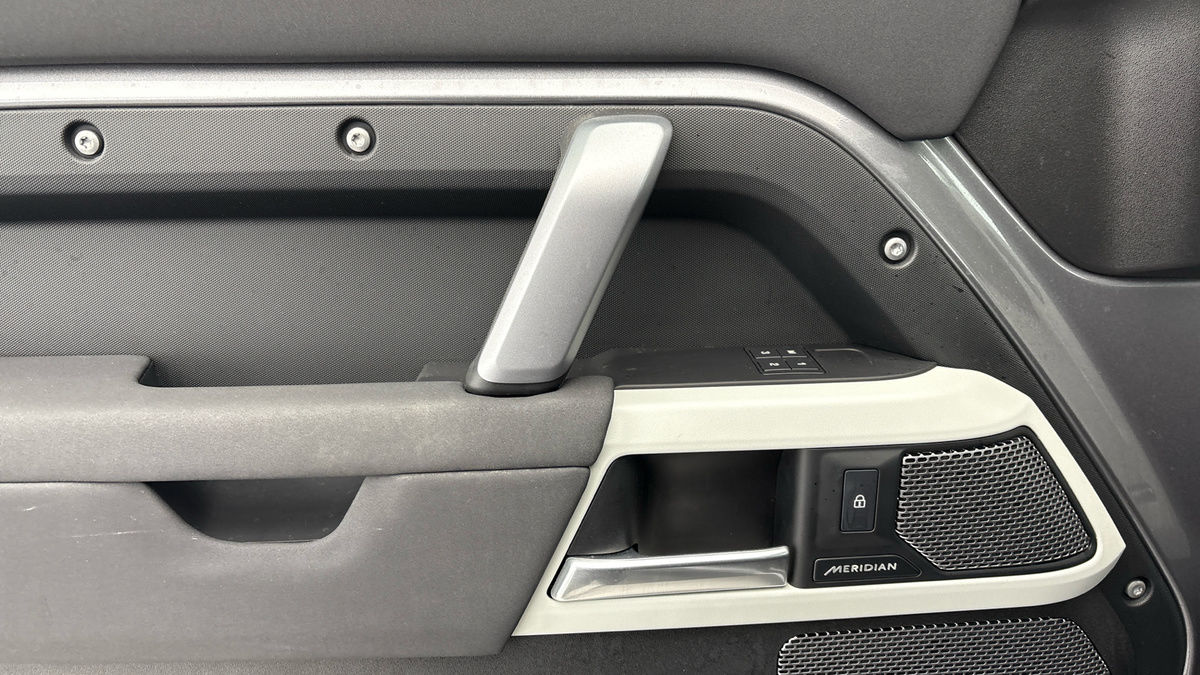 Land Rover Defender 110 Image 19