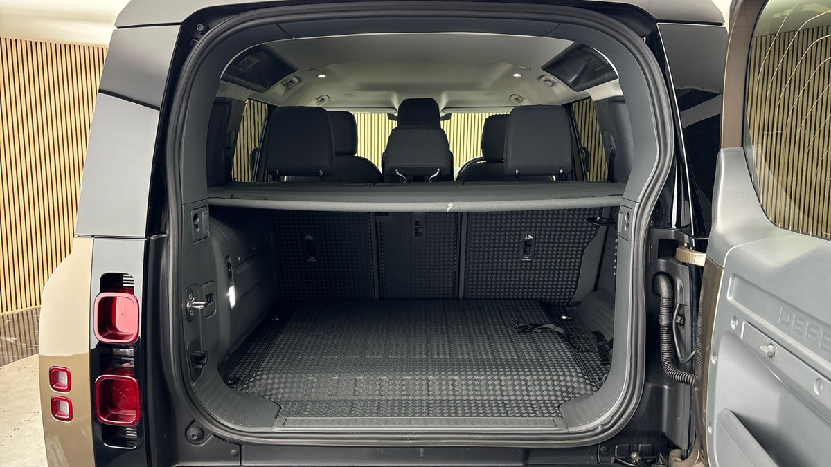 Land Rover Defender 110 Image 11