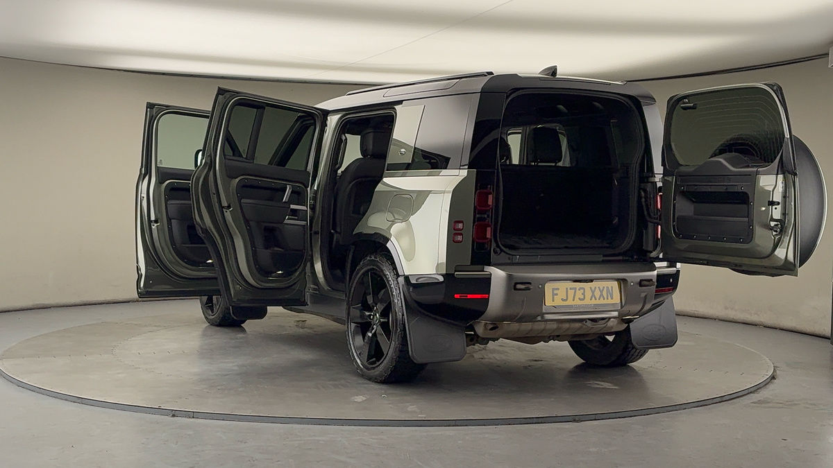 Land Rover Defender 110 Image 23